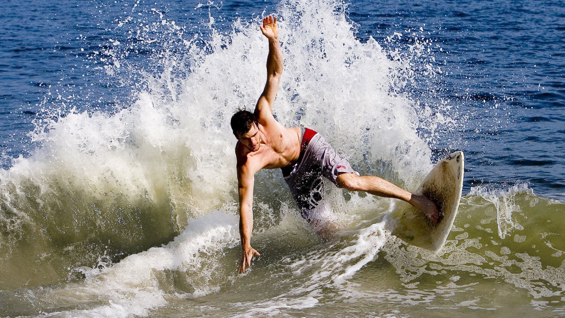 开云综合服务-英超争夺激烈，精彩进球和神级扑救不断上演，英超进球集锦视频